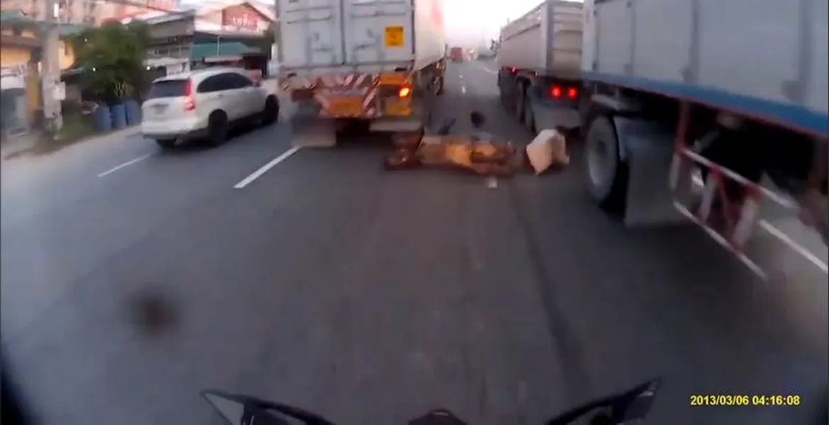 Cel mai norocos motociclist în lupta cu două camioane. VIDEO