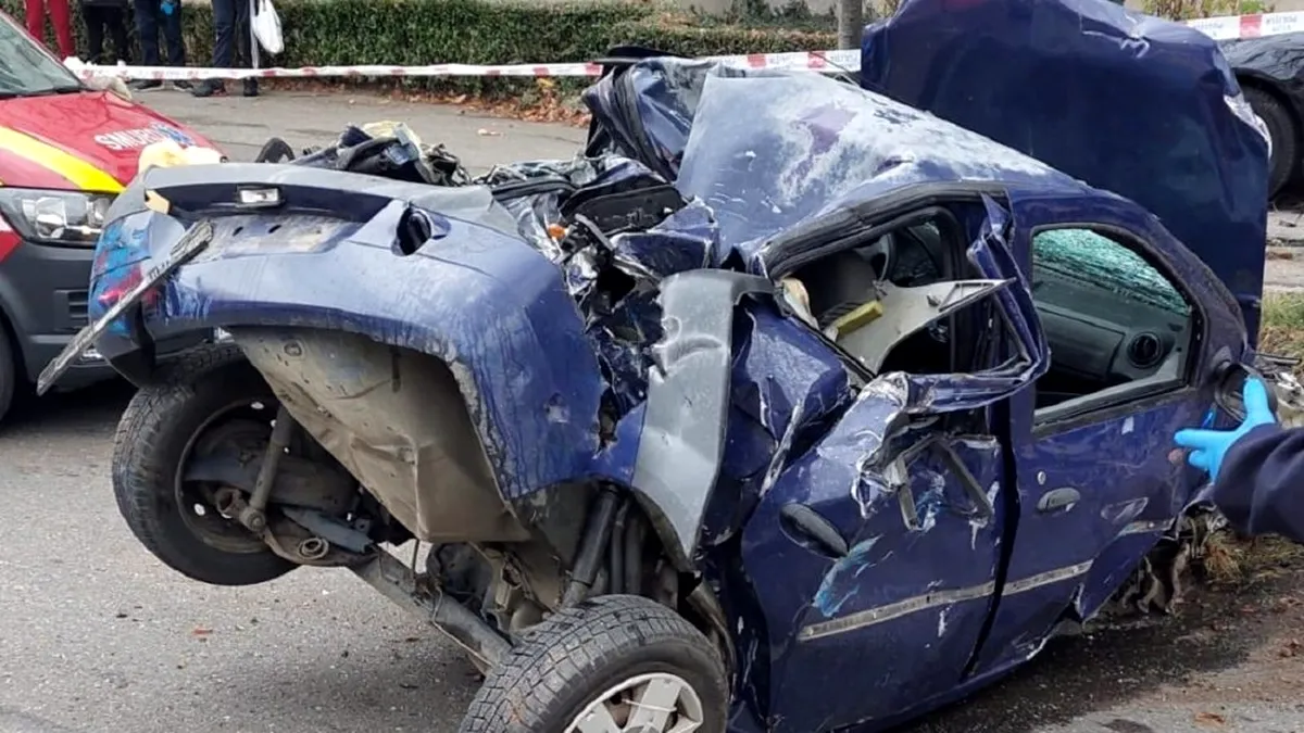 Accident grav în Pitești. O Dacia Logan s-a făcut praf după contactul cu un autotren - GALERIE FOTO
