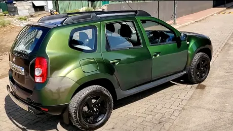 Cum arată Renault Duster cu autocolant cameleon?