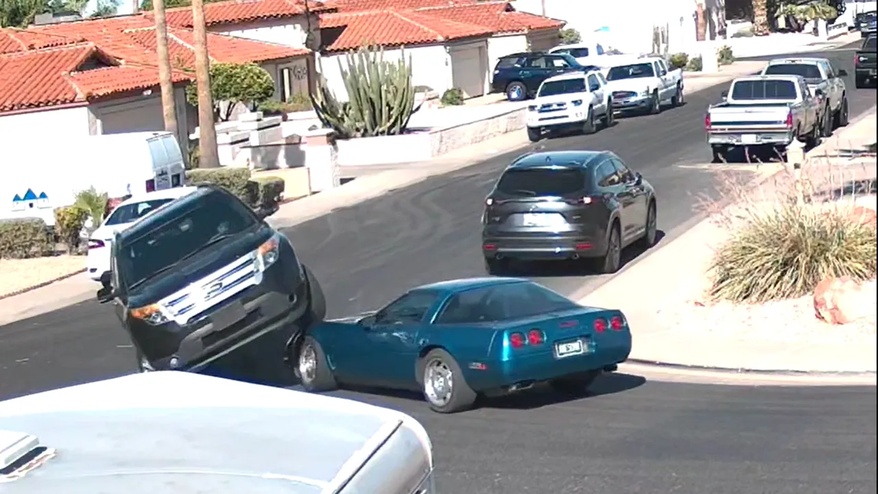 soferul-unui-suv-s-a-urcat-pe-un-corvette 