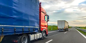 O firmă vinde genți de 660 de dolari produse din prelată uzată de camion