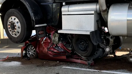 VIDEO. Miraculos! O femeie a supraviețuit după ce un camion i-a zdrobit mașina