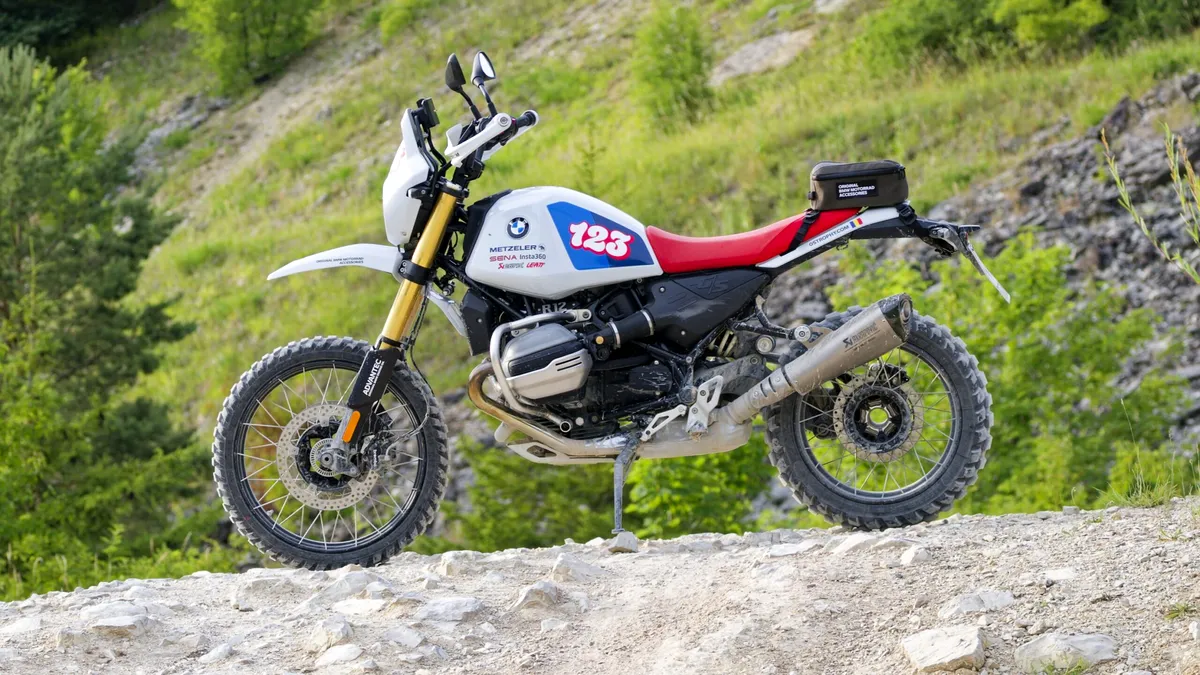 A zecea ediție a BMW Motorrad International are loc în România, la Colțești. 13 echipe se luptă pentru primul loc