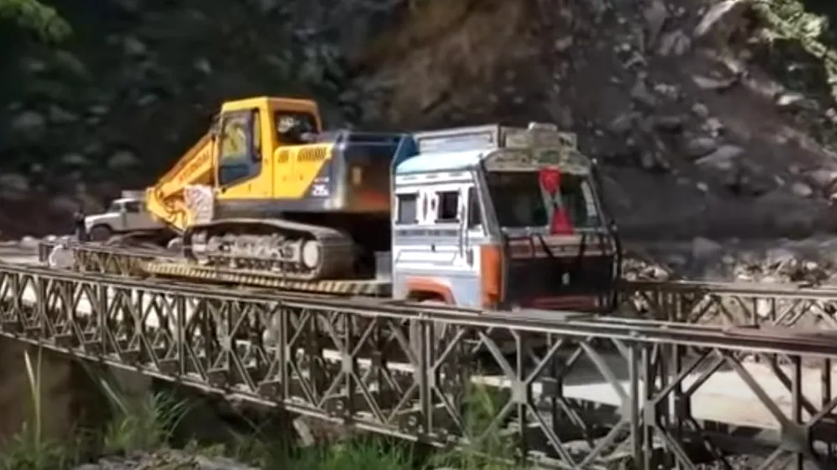 Momentul în care un pod se prăbușește și camionul care îl traversează cade în gol