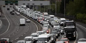 UK va avea mai multe mașini electrice decât diesel până în 2030. Londra, primul oraș „diesel-free”