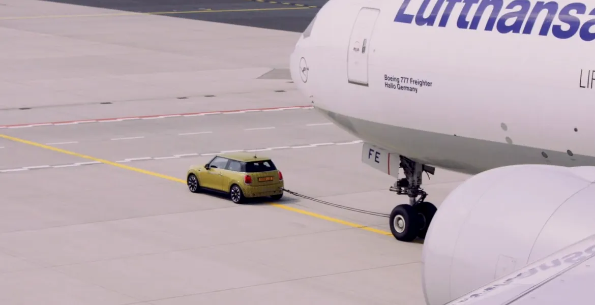 Primul MINI cu propulsie exclusiv electrică a tractat un Boeing 777F – VIDEO