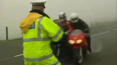 Iată ce se întâmplă când un poliţist se pune în faţa unor bikeri. VIDEO