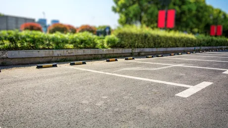 Reșița vrea să digitalizeze 2.100 locuri de parcare: Șoferii vor vedea într-o aplicație unde e un loc liber