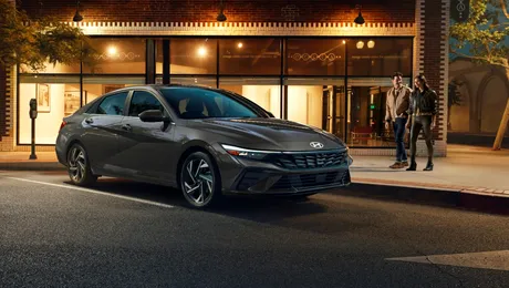 Hyundai recheamă peste 54.000 de sedanuri Elantra. Sistemul hibrid este expus riscului de supraîncălzire