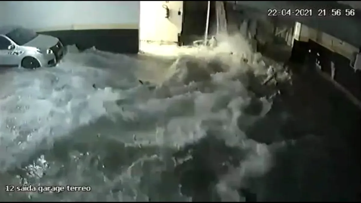 Momentul în care o piscină se prăbușește și inundă o parcare subterană - VIDEO