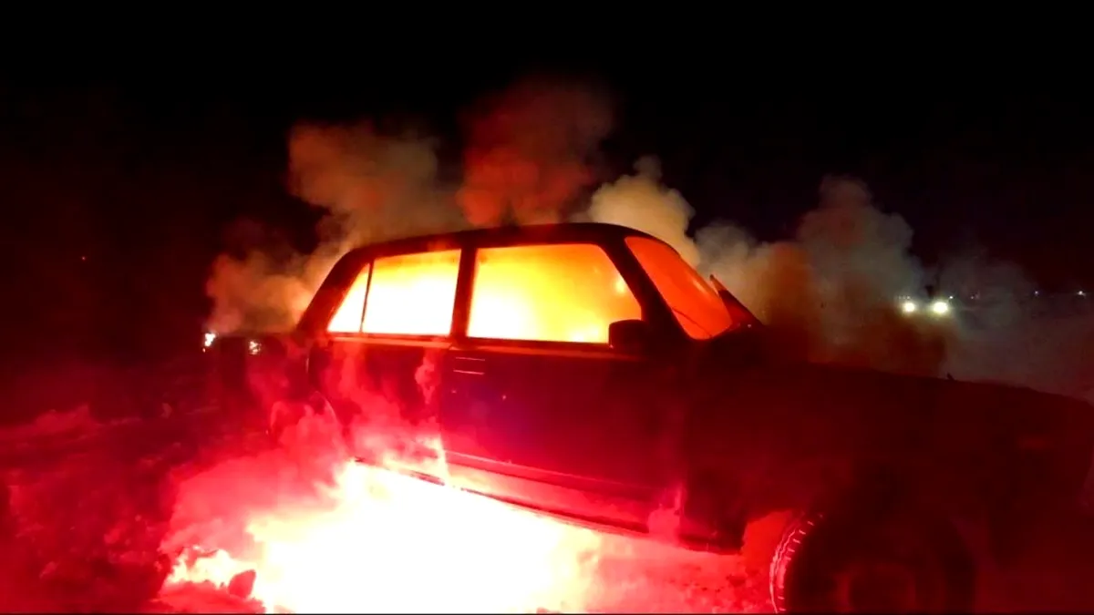 Experiment nebun: au aprins petarde și artificii într-o mașină ca să vadă dacă rezistă