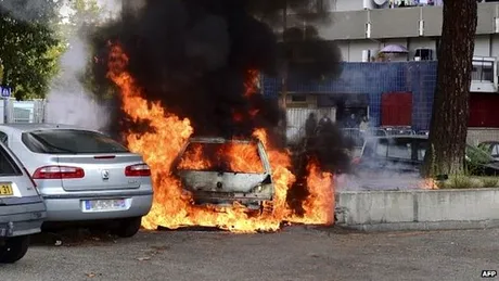 O lume nebună: sute de maşini incendiate [VIDEO]