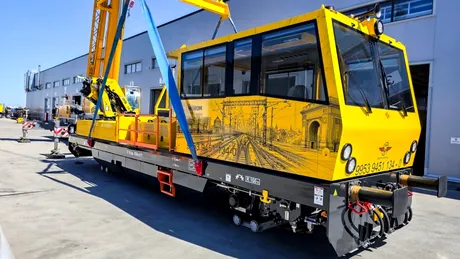 O drezină fabricată în România și un camion capabil să ruleze pe șine de tren, prezentate la un târg de la Berlin de o companie locală
