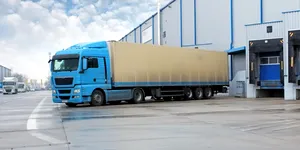 Șoferii care transportă mărfuri nu sunt obligați să le încarce sau descarce. Proiectul de lege, promulgat de Nicușor Dan 