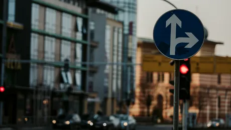 Limita de viteză pe care puțini o cunosc. Cu câți km/h ai voie să traversezi o intersecție