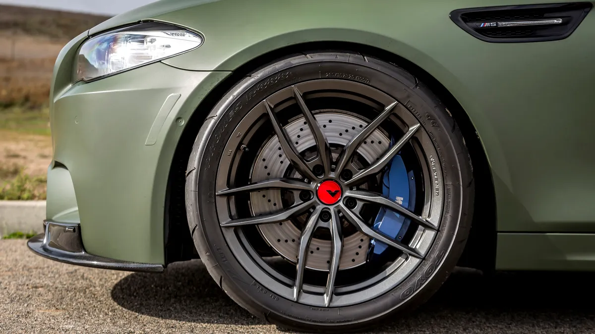 Acest BMW M5 arată de parcă ar fi gata de război [GALERIE FOTO]