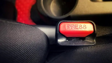 Ce amendă iei dacă nu ai pus centura de siguranță când stai pe locurile din spate - VIDEO