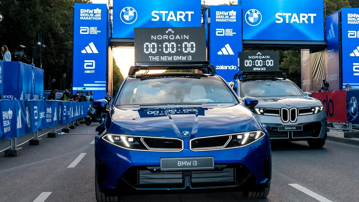 BMW i3, noul rival pentru Mercedes-Benz CLA electric, este mașina oficială de deschidere la BMW Berlin Marathon