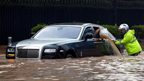 Poza lunii: aşa arată un Rolls Royce prins de inundaţii