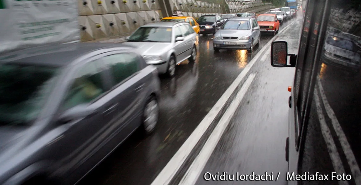 Trafic aglomera pe DN 1. Circulaţie bară la bară în staţiunile pe de Valea Prahovei