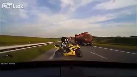 Motociclist izbit în plin în timp ce dădea lecţii de şoferie pe autostradă