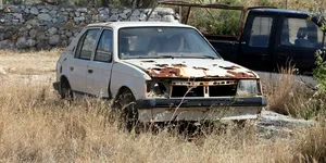 Mașinile abandonate pot lăsa proprietarii fără locuri de parcare de reședință. Avertismentul dat de primarul Sectorului 4