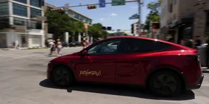 Un influencer a făcut 54 de curse ca să găsească mașina fără șofer promisă de Musk. Ce a descoperit