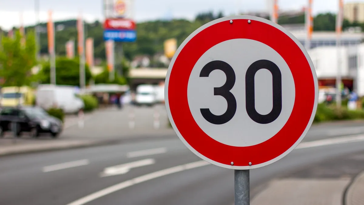 Încă un oraș din România ia în calcul trecerea la limita de viteză de 30 km/h