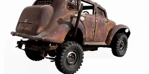 O mașină din Mad Max, construită din două modele complet diferite, se vinde pe eBay