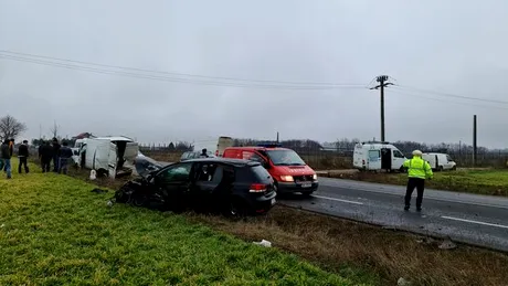 Dubă încărcată cu porci, implicată într-un accident - VIDEO