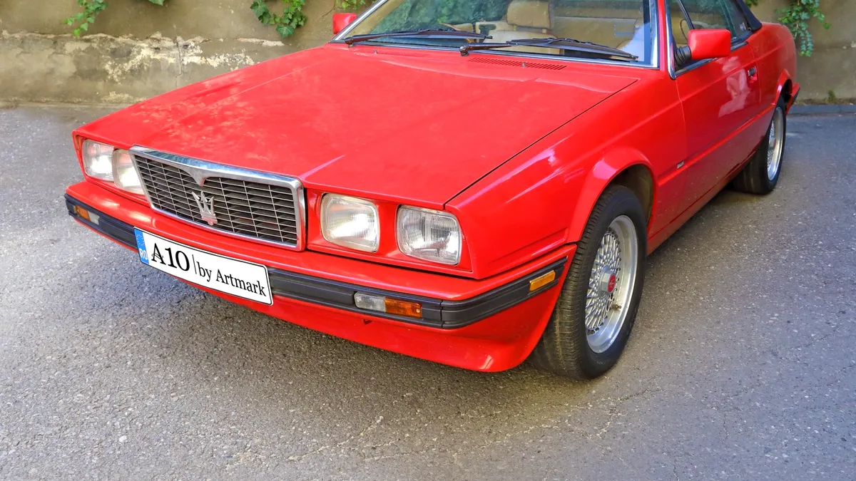 Un Maserati Biturbo Spyder care a aparținut lui Sir Elton John, scos la licitație în România