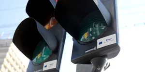 2025: Ce amendă riști dacă nu respecți regula semaforului verde intermitent la dreapta?