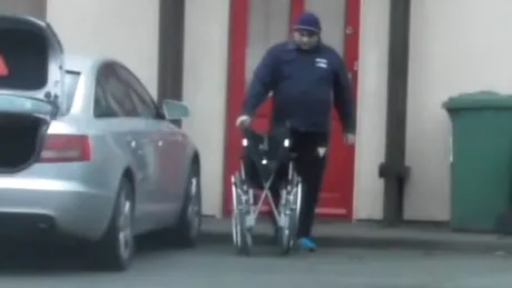 Un român a cerut daune, acuzând că un accident l-a lăsat în căruciorul cu rotile. Apoi a fost filmat mergând!