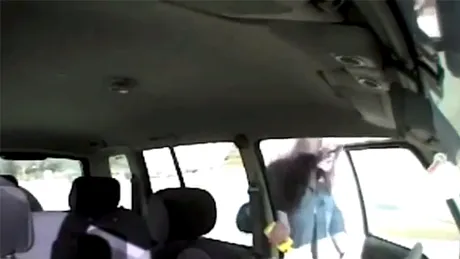 VIDEO: Şoferiţa pericol-public loveşte fără milă!