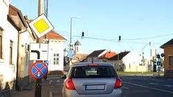 Într-o intersecție unde drumul cu prioritate virează la stânga, ești obligat să semnalizezi? Ce scrie în Codul Rutier 2026