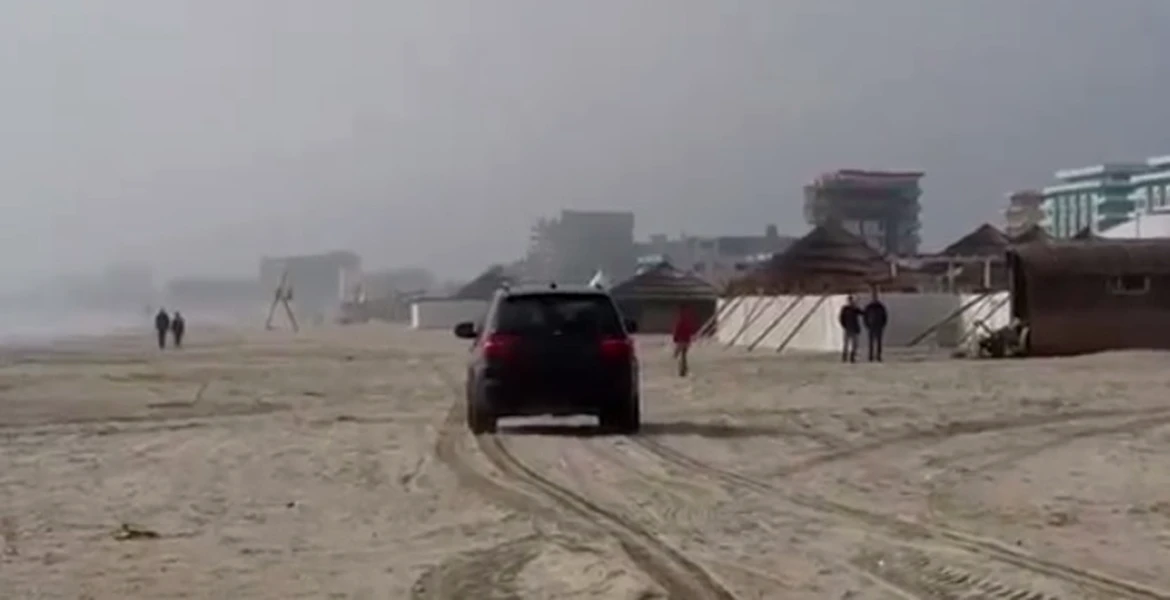 Ce amendă a primit şoferul care s-a plimbat cu maşina pe plaja din Mamaia. VIDEO