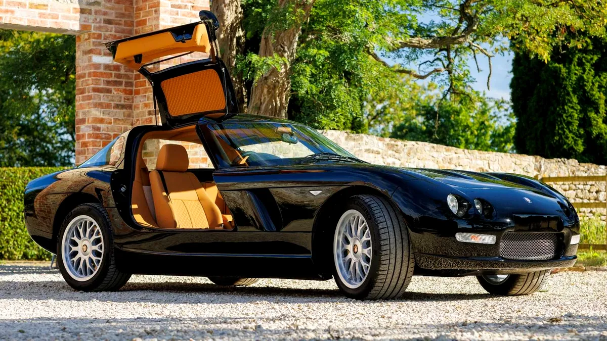 Un producător de mașini sport vechi de 80 de ani revine la viață cu un model cu motor V10 și uși tip „aripă de pescăruș”