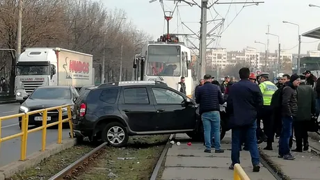 O șoferiță de Dacia Duster a produs haos în București. A ajuns cu mașina pe linia de tramvai