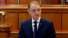A început ședința pentru învestirea Guvernului Niculescu. Premierul desemnat a luat cuvântul în plen și a promis de toate pentru toți: „Va fi un Guvern care aduce bani în țară”. „Pensiile vor fi indexate din 2027, familiile cu venituri mici vor beneficia de sprijin țintit”. „Eliminăm impozitul pe cifra de afaceri”