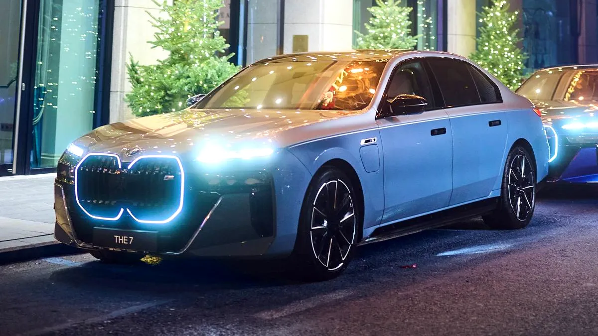 Două BMW Seria 7 exclusiviste, expuse în București. Doar 4 unități din fiecare au fost produse