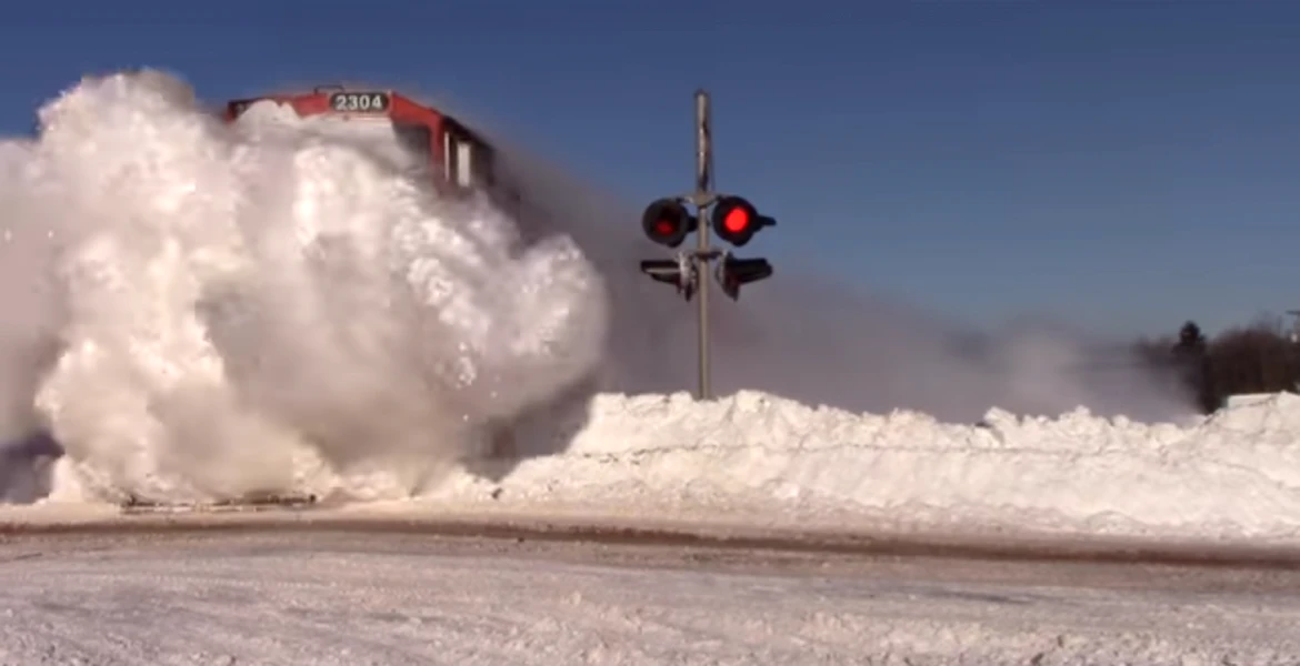 Glasul monstrului care spulberă tone de zăpadă (video)