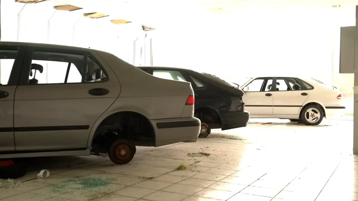 Peste 20 de mașini au fost găsite abandonate într-o reprezentanță falimentară - VIDEO