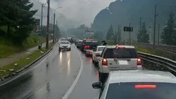 Restricții majore pe autostrada București – Pitești și pe DN1, la Predeal, din cauza unui incendiu și a unui accident