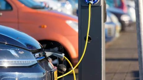 O companie petrolieră va opera cea mai mare rețea de stații de încărcare pentru mașini electrice din Europa