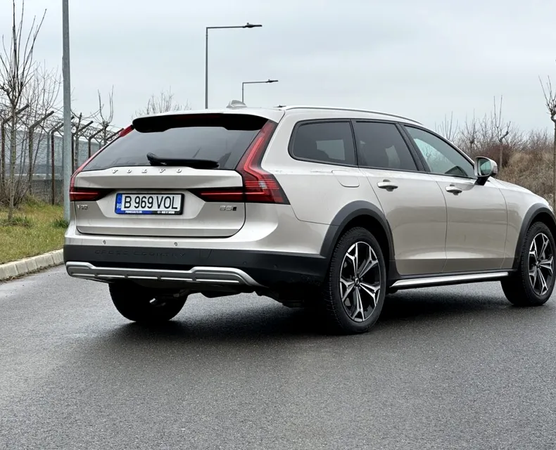 Volvo V90 Cross Country: Suedezii demonstrează că există viață dincolo de SUV – VIDEO