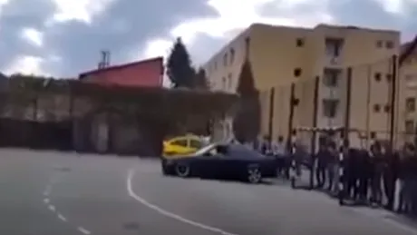 Ora de drift. Derapaje controlate în curtea şcolii - VIDEO