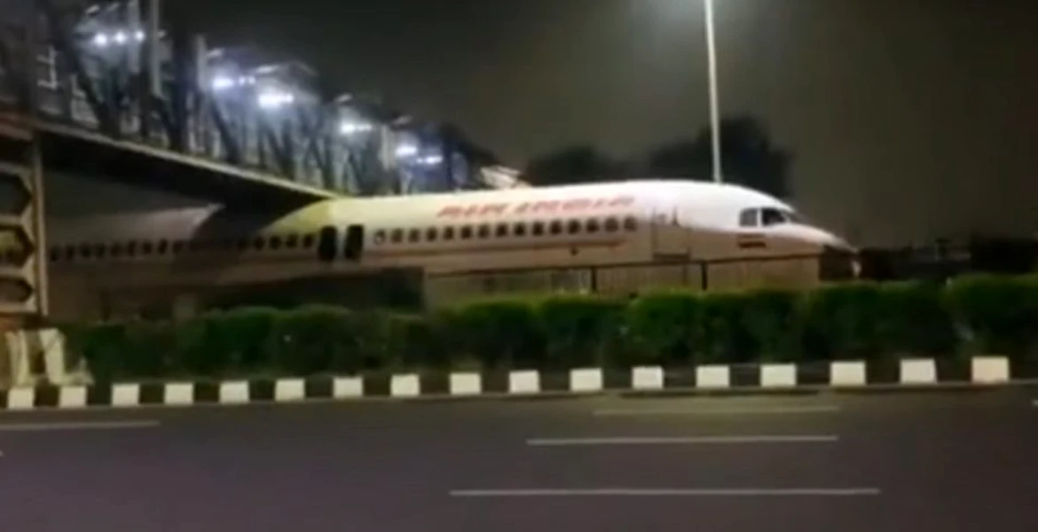 Un avion a rămas blocat sub un pod – VIDEO
