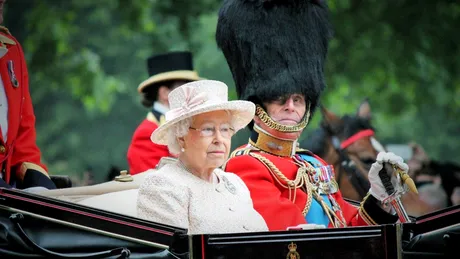 Regina Angliei, prinsă încălcând legea la volan
