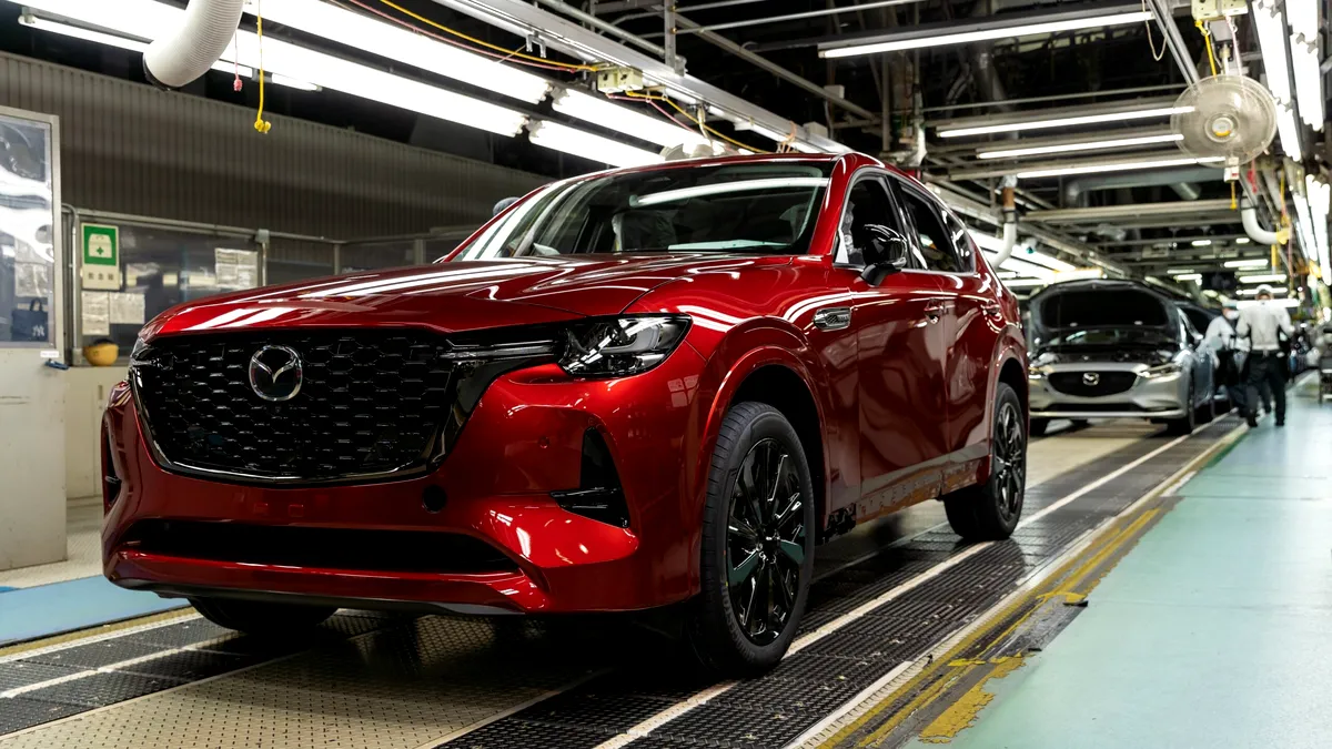 Mazda CX-60 a intrat în producţie la uzina Hofu din Japonia. Primul lot pleacă spre Europa în câteva zile