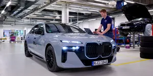 BMW a început testele cu baterii în stare solidă. Limuzina de lux i7 a fost aleasă pentru primele teste